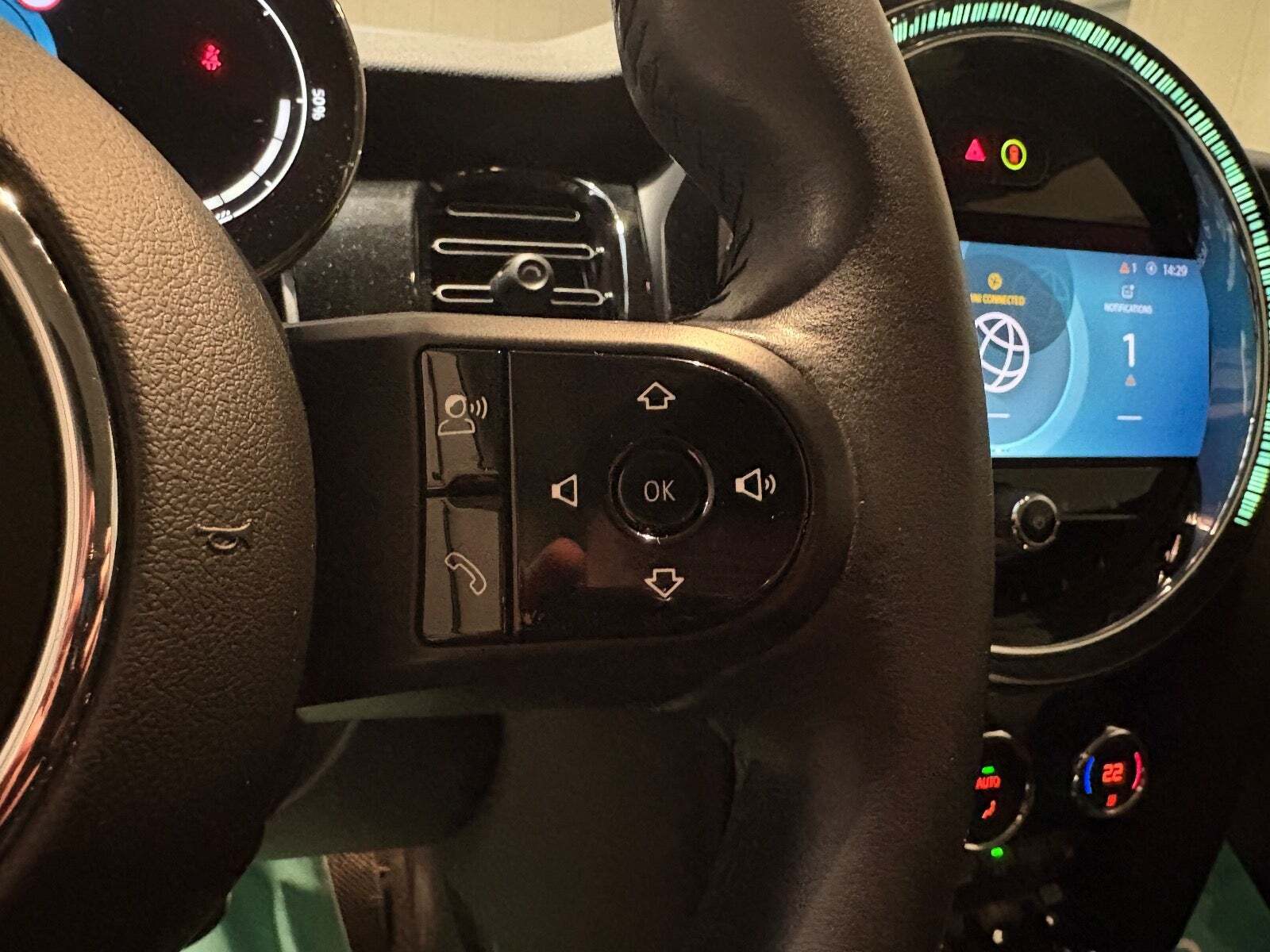 Rød Mini Cooper SE fra 2022