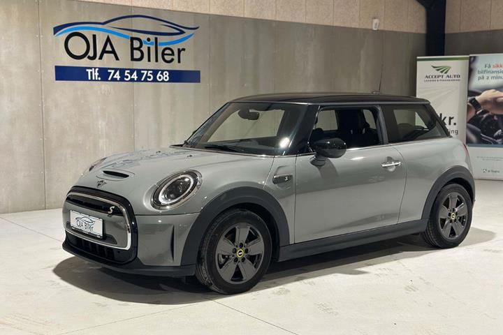 Grå Mini Cooper SE fra 2022 set udefra