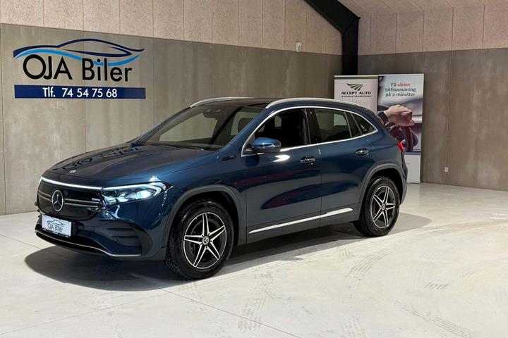 Blå Mercedes EQA250 fra 2022 set udefra
