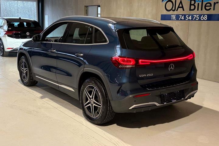Blå Mercedes EQA250 fra 2022