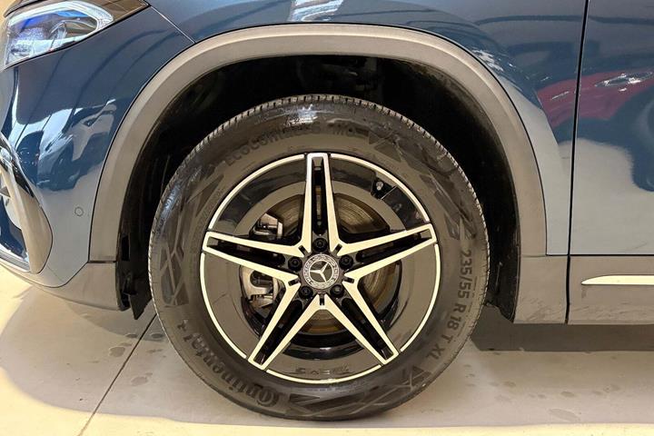 Blå Mercedes EQA250 fra 2022 set udefra