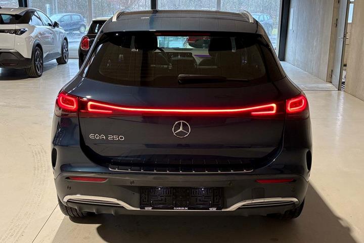 Blå Mercedes EQA250 fra 2022 set udefra