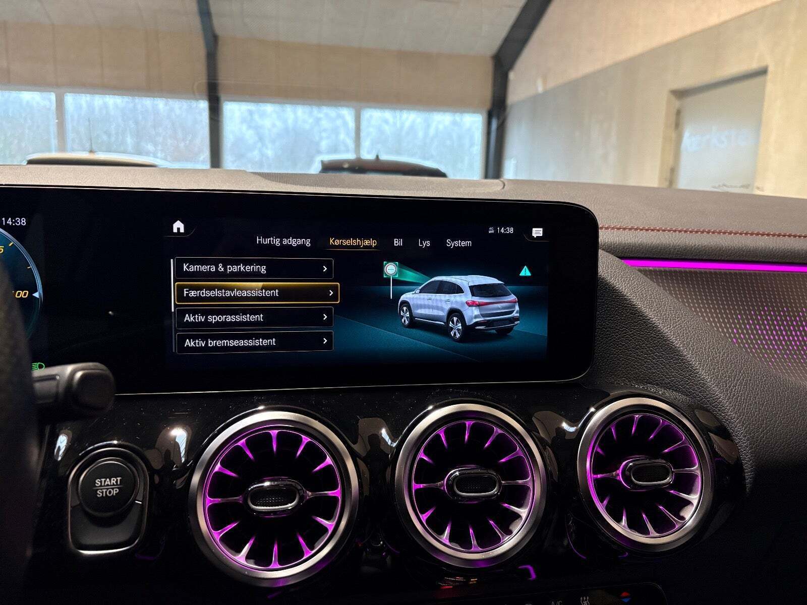 Blå Mercedes EQA250 fra 2022