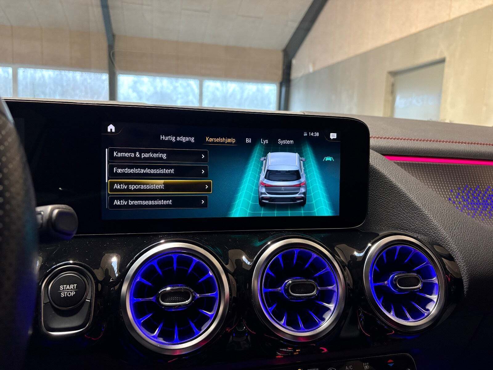 Blå Mercedes EQA250 fra 2022