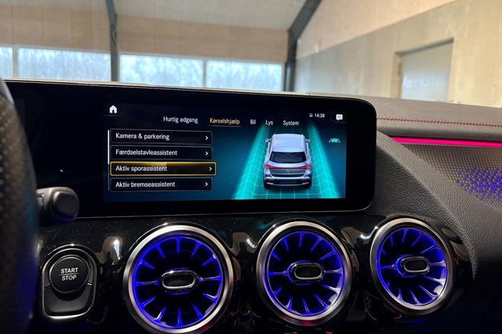 Blå Mercedes EQA250 fra 2022