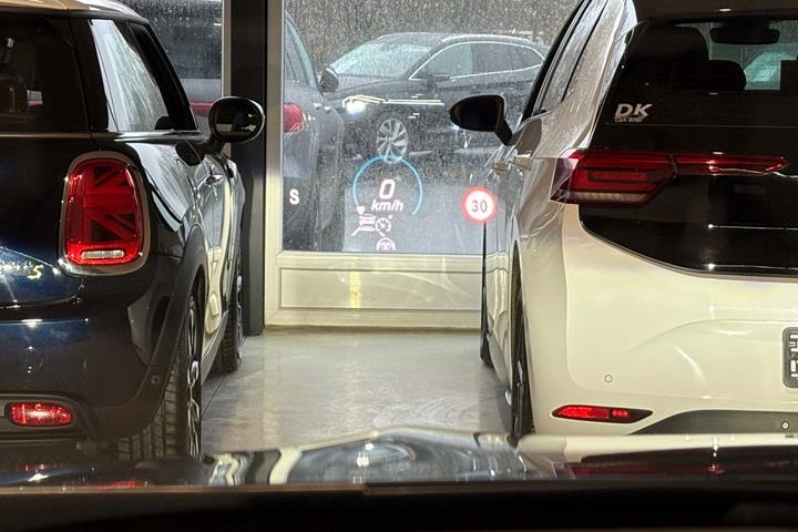 Blå Mercedes EQA250 fra 2022