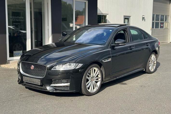 Sort Jaguar XF fra 2016 set udefra