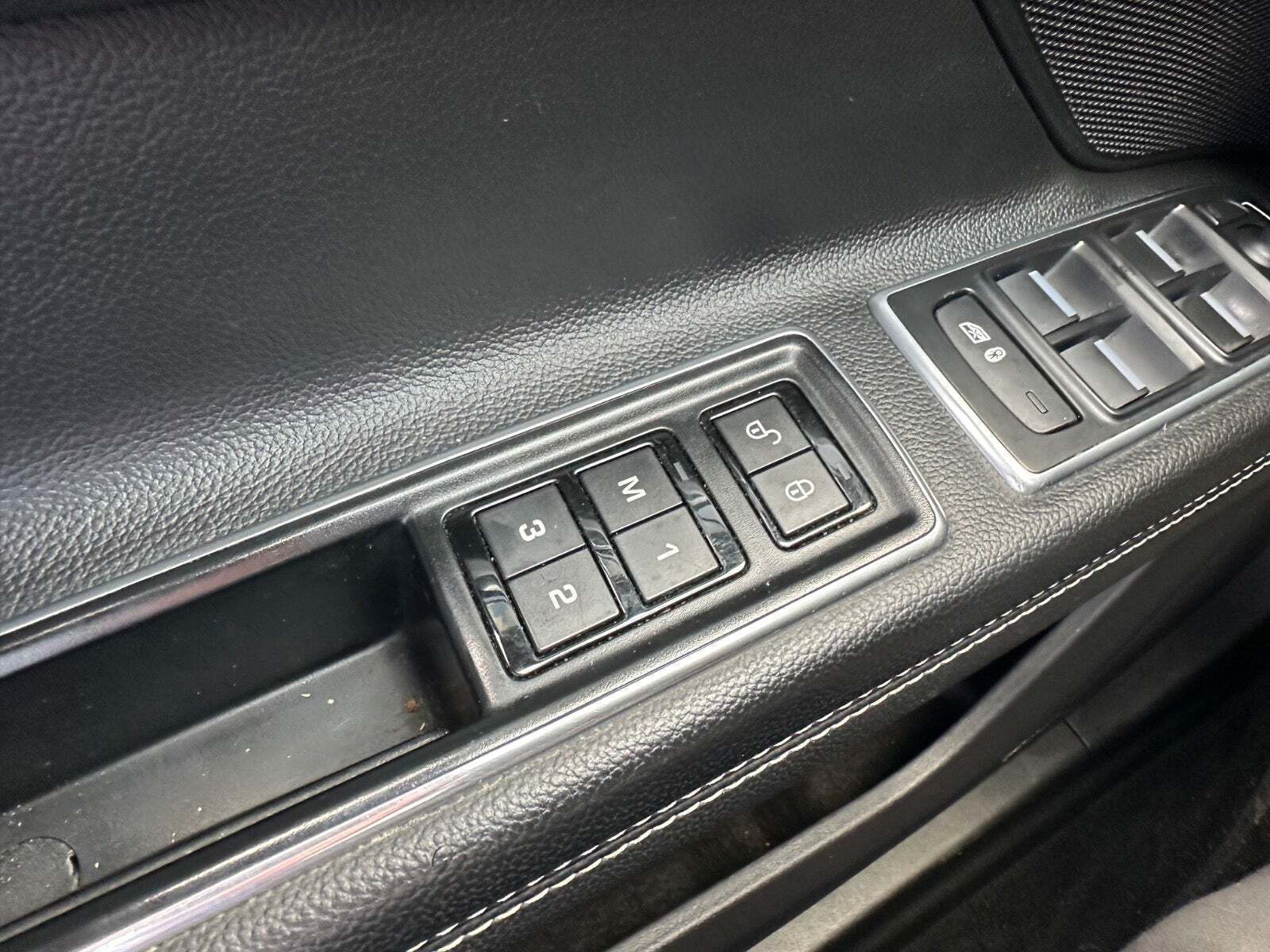 Sort Jaguar XF fra 2016