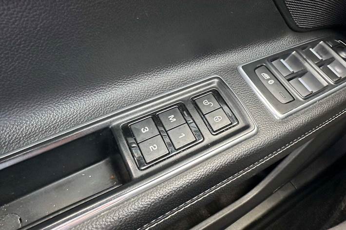 Sort Jaguar XF fra 2016