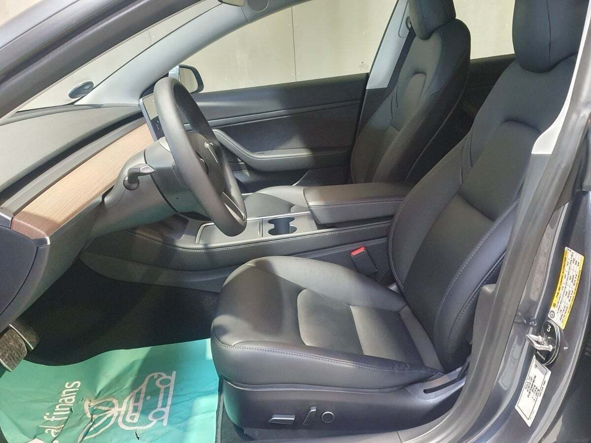 Grå Tesla Model 3 fra 2022