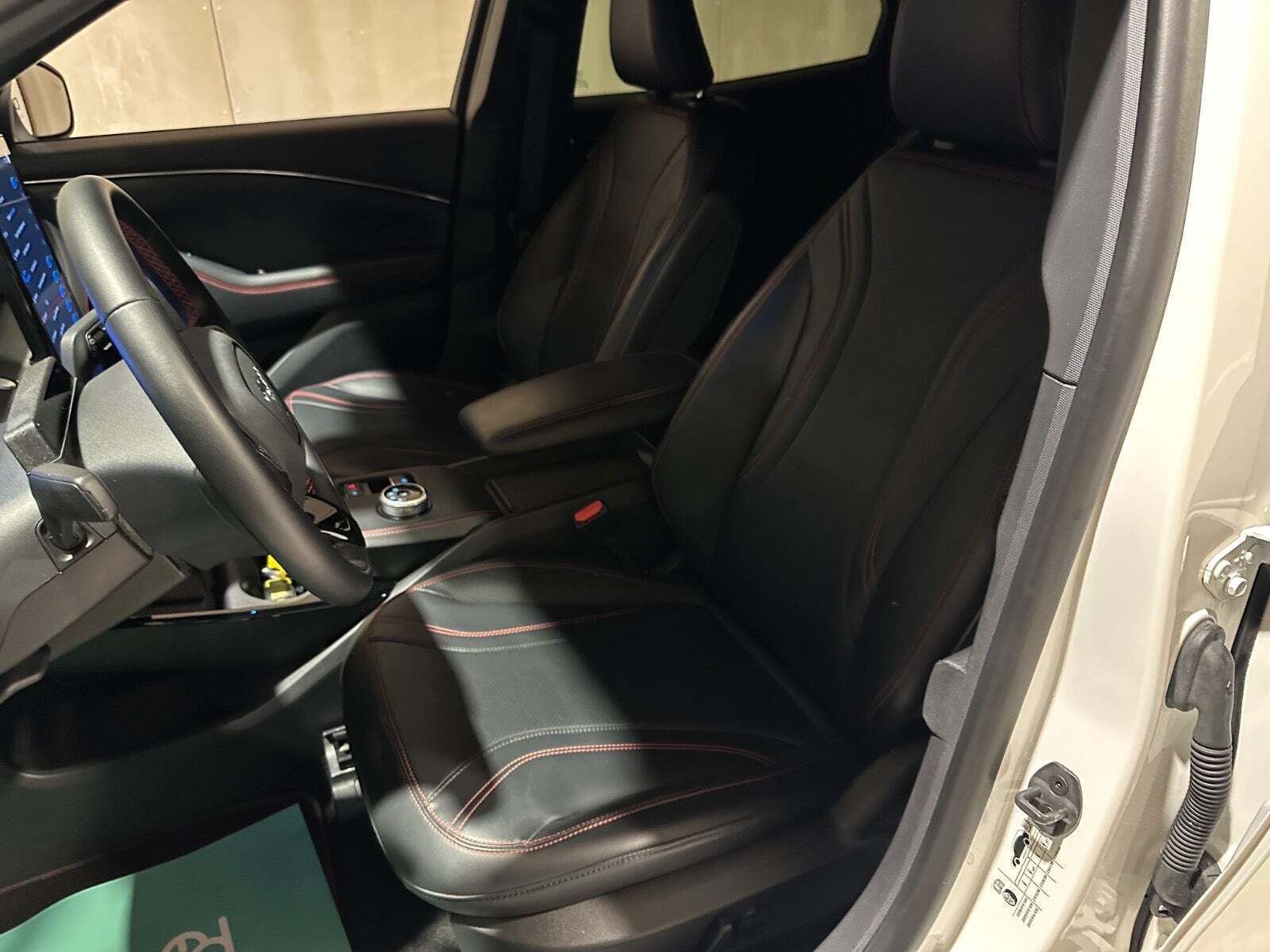 Hvid Ford Mustang Mach-E fra 2023