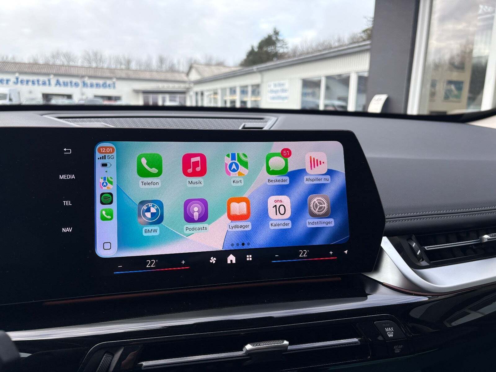 Grøn BMW iX1 fra 2024