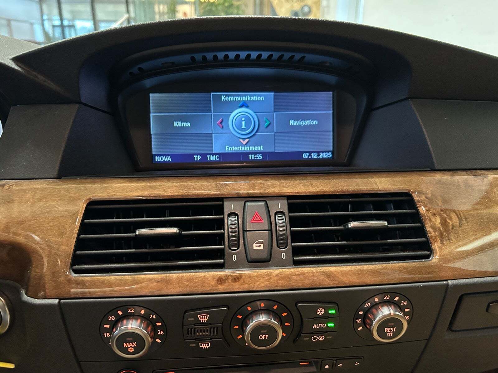 Sort BMW 550i fra 2006