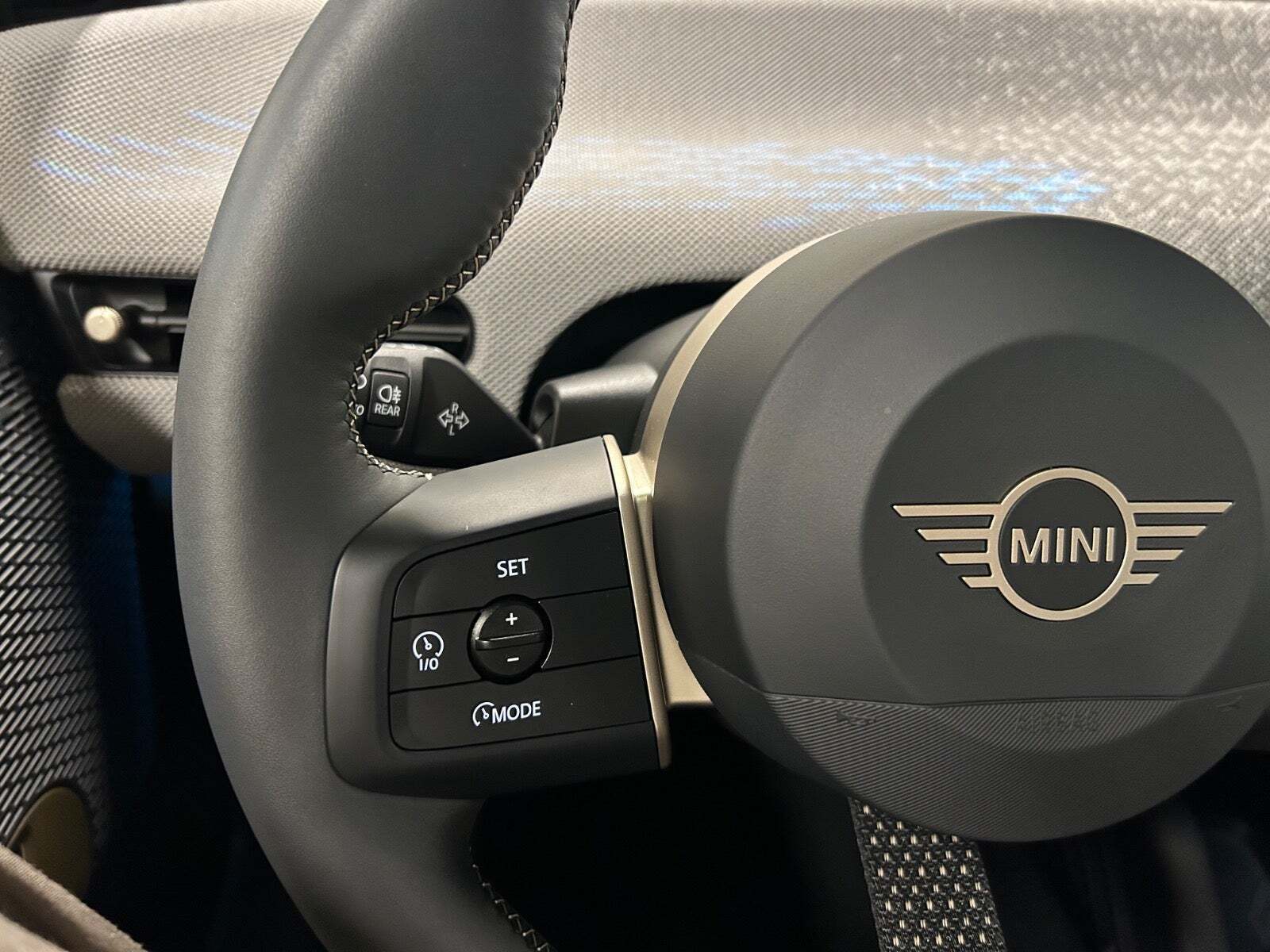 Blå Mini Cooper E fra 2024