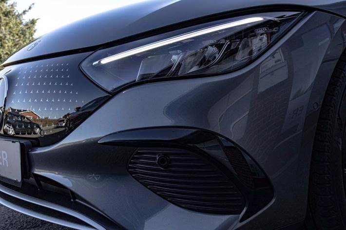 Grå Mercedes EQE300 fra 2023