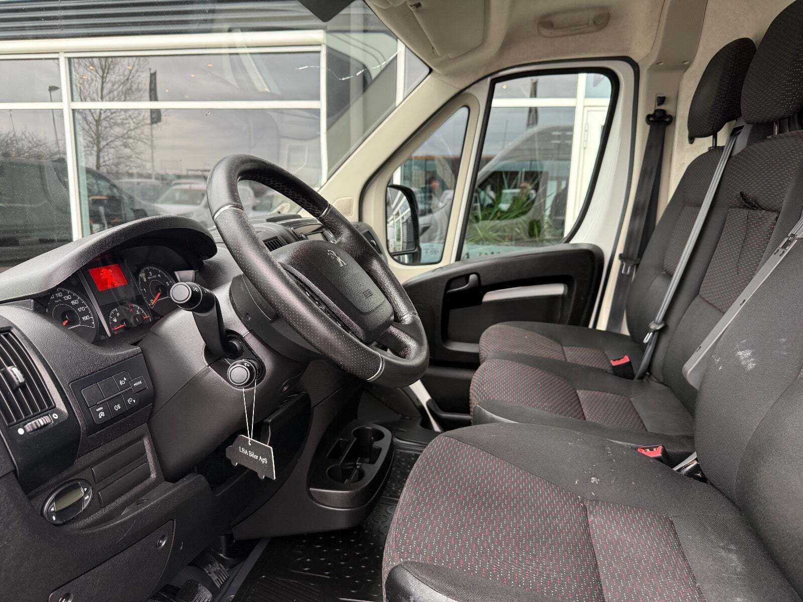 Peugeot Boxer 333 2,2 BlueHDi 140 L2H2 Premium