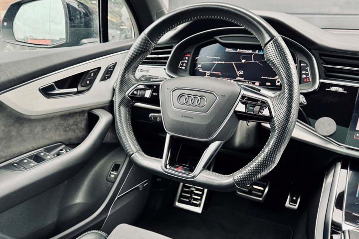 Grå Audi SQ7 fra 2020