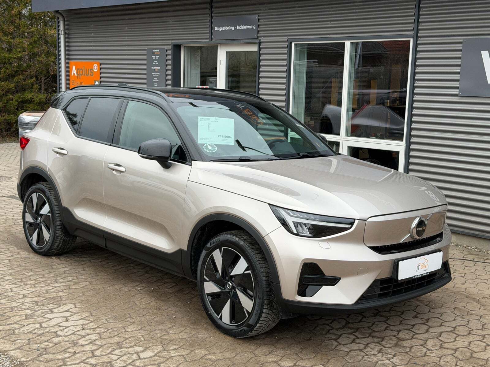 Orange Volvo XC40 fra 2024 set udefra