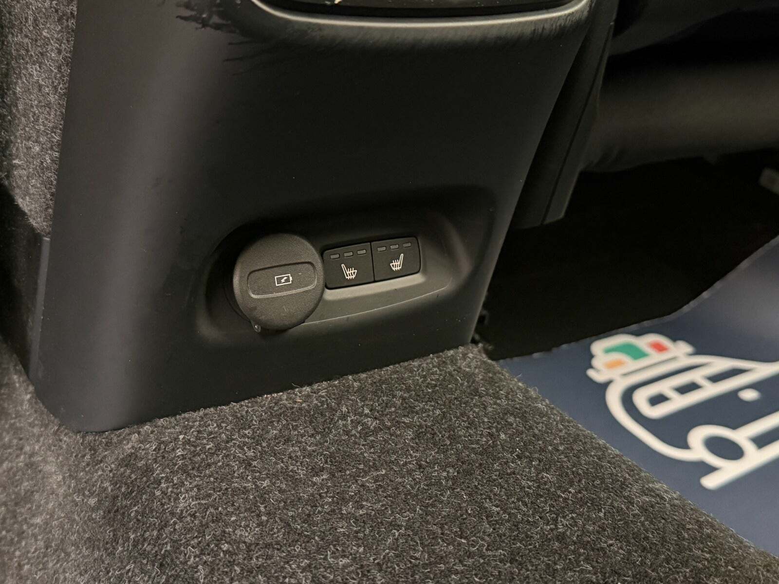 Orange Volvo XC40 fra 2024