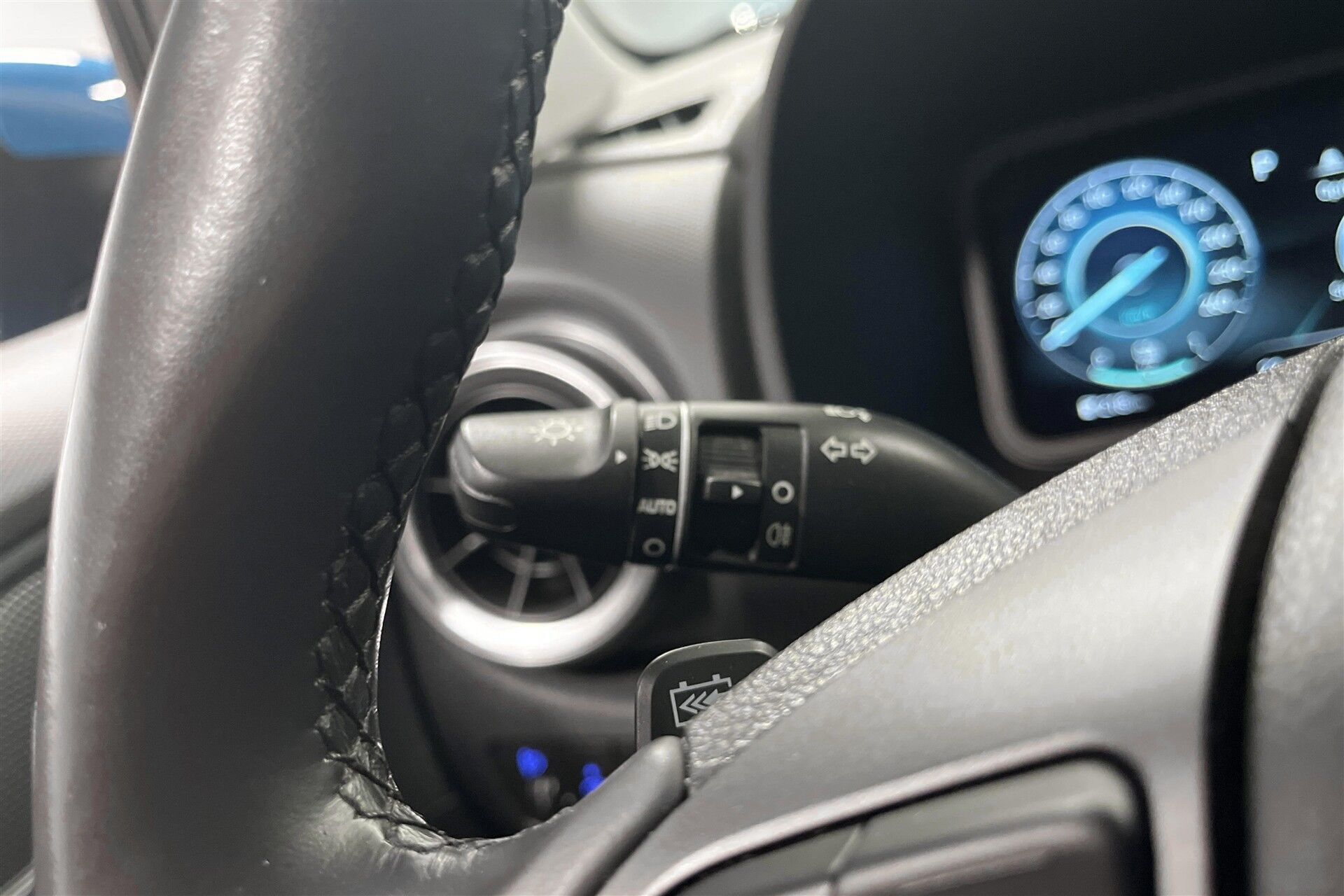 Blå Hyundai Kona fra 2021