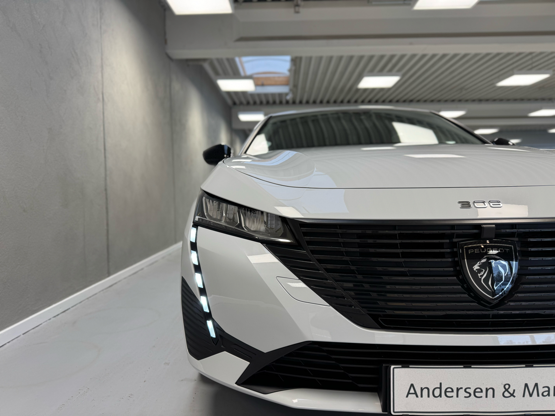 Hvid Peugeot E-308 fra 2025