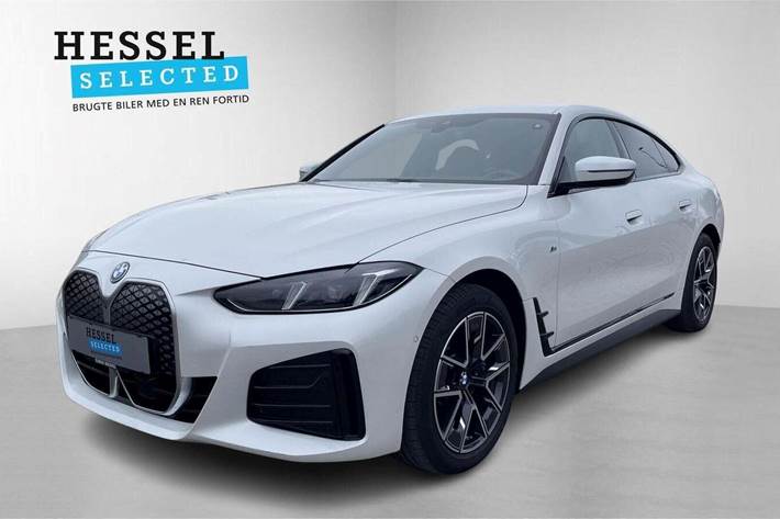 Hvid BMW i4 fra 2025 set udefra