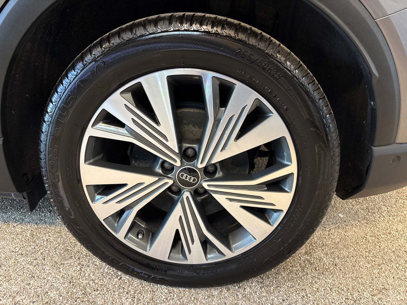 Grå Audi Q4 e-tron fra 2022