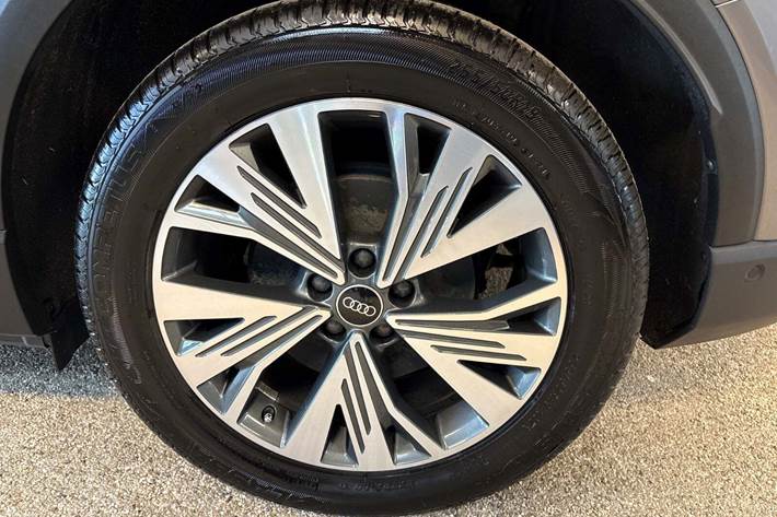 Grå Audi Q4 e-tron fra 2022