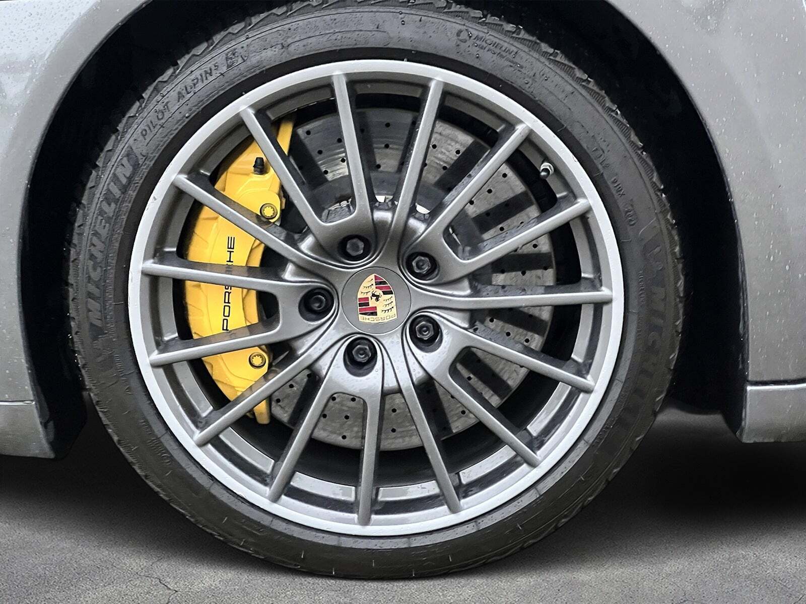 Grå Porsche Panamera GTS fra 2014