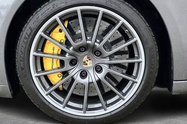 Grå Porsche Panamera GTS fra 2014