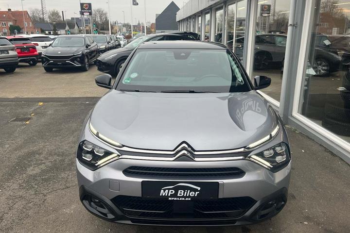 Grå Citroën C4 X fra 2024 set udefra