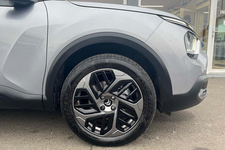 Grå Citroën C4 X fra 2024