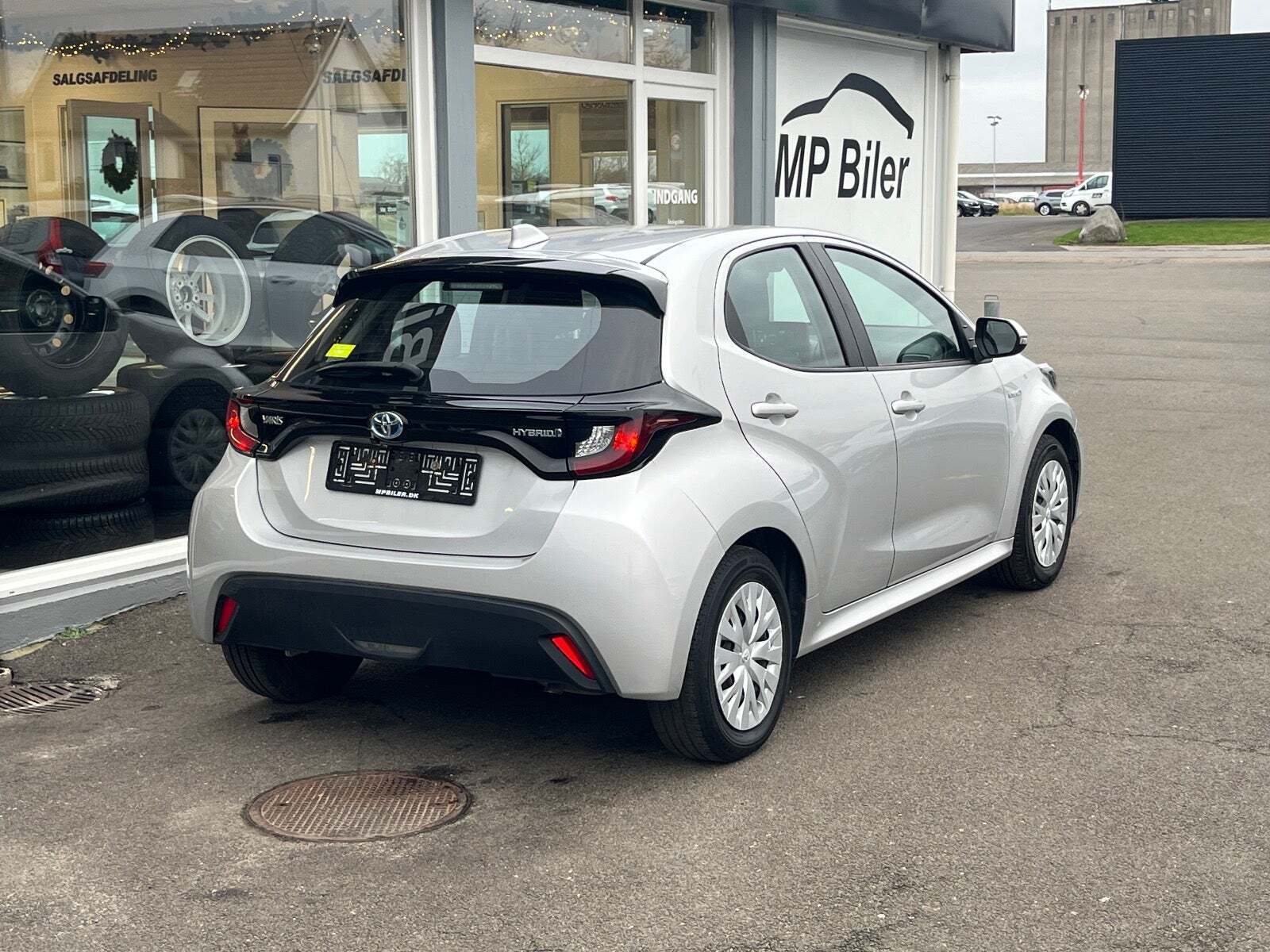 Sølv Toyota Yaris fra 2021