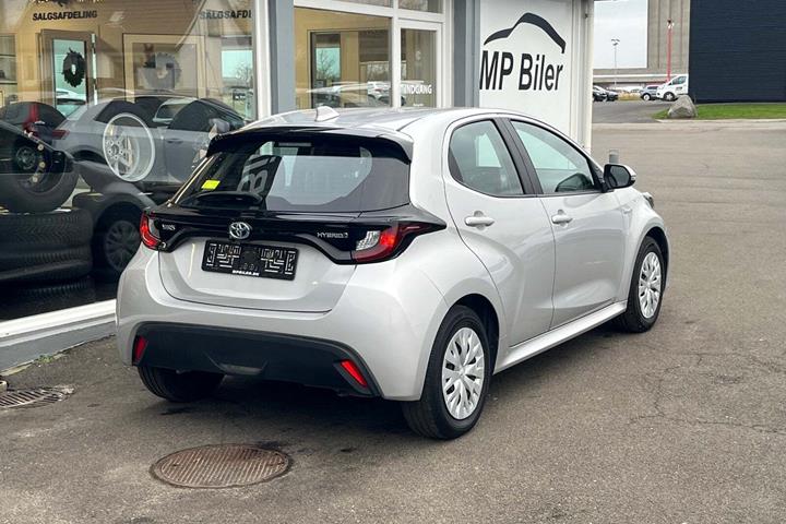 Sølv Toyota Yaris fra 2021