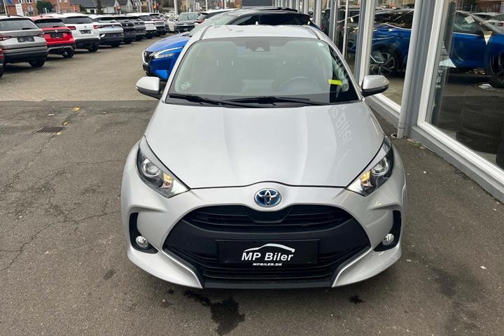 Sølv Toyota Yaris fra 2021