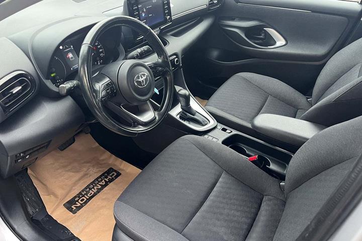 Sølv Toyota Yaris fra 2021