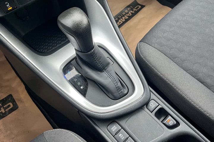 Sølv Toyota Yaris fra 2021