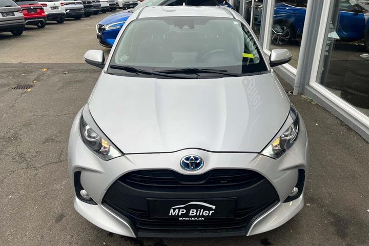 Sølv Toyota Yaris fra 2021