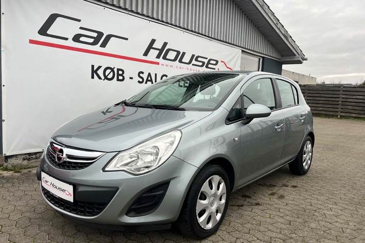 Sølv Opel Corsa fra 2013 set udefra