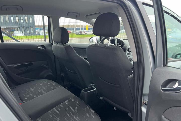 Sølv Opel Corsa fra 2013
