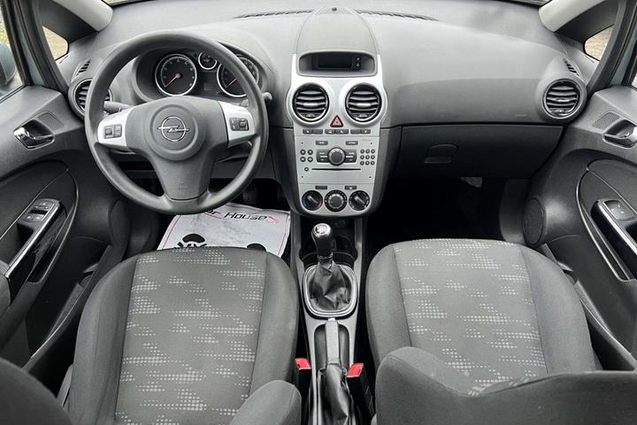 Sølv Opel Corsa fra 2013