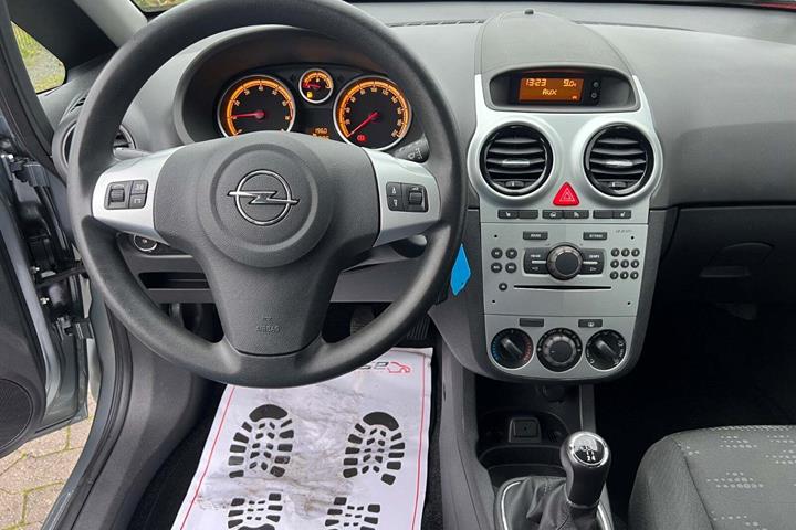 Sølv Opel Corsa fra 2013