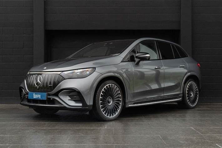 Grå Mercedes EQE53 SUV fra 2024 set udefra