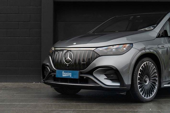 Grå Mercedes EQE53 SUV fra 2024 set udefra