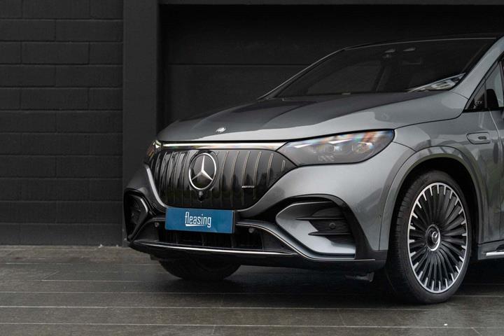 Grå Mercedes EQE53 SUV fra 2024 set udefra