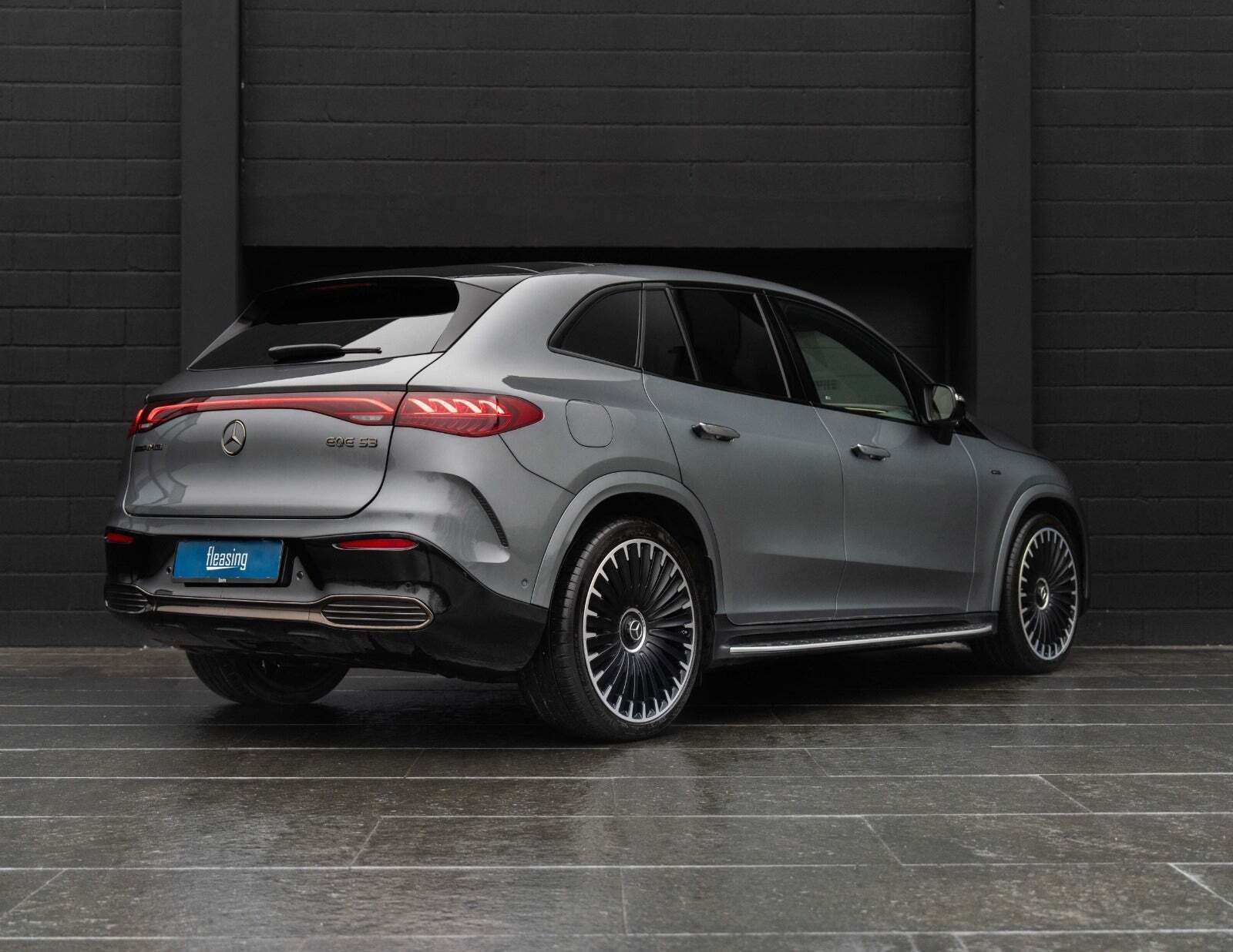 Grå Mercedes EQE53 SUV fra 2024 set udefra