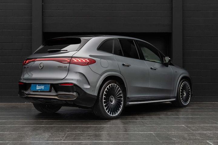 Grå Mercedes EQE53 SUV fra 2024 set udefra