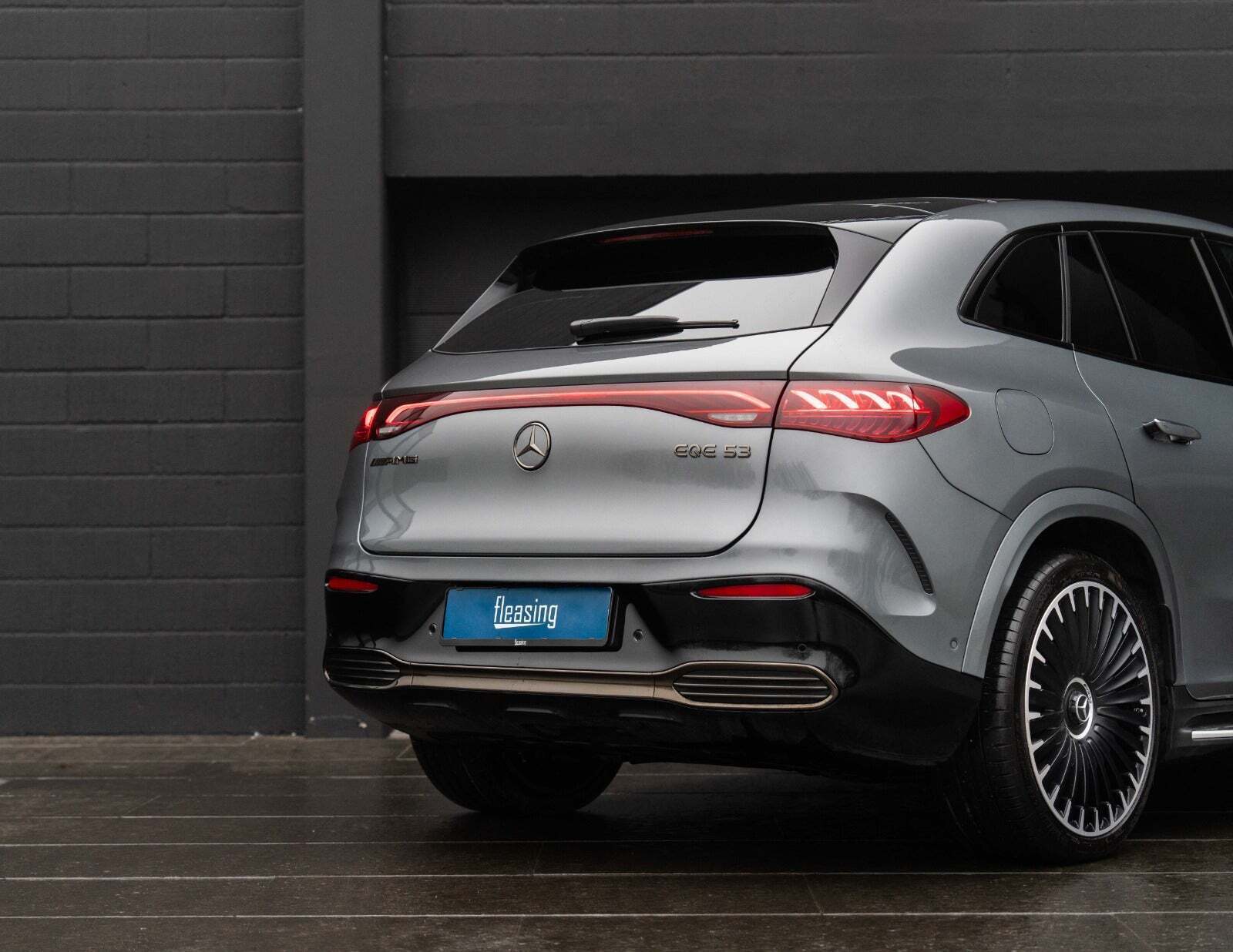 Grå Mercedes EQE53 SUV fra 2024 set udefra