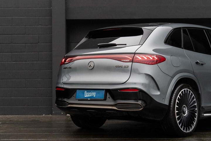 Grå Mercedes EQE53 SUV fra 2024 set udefra