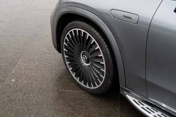 Grå Mercedes EQE53 SUV fra 2024 set udefra